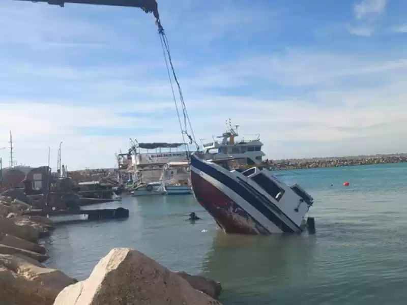 Samandağ'da Fırtınada Batan Balıkçı Teknesi Kıyıya çekildi