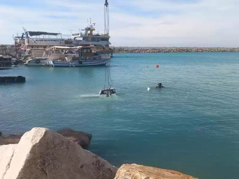 Samandağ'da Fırtınada Batan Balıkçı Teknesi Kıyıya çekildi