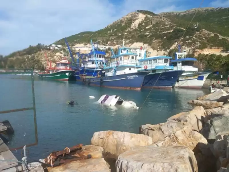 Samandağ'da Fırtınada Batan Balıkçı Teknesi Kıyıya çekildi