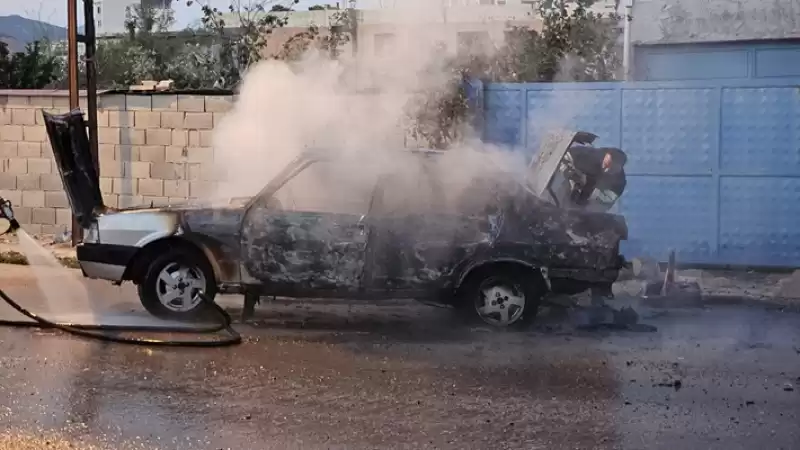 Hatay'da Seyir Halindeki Otomobil Alev Aldı