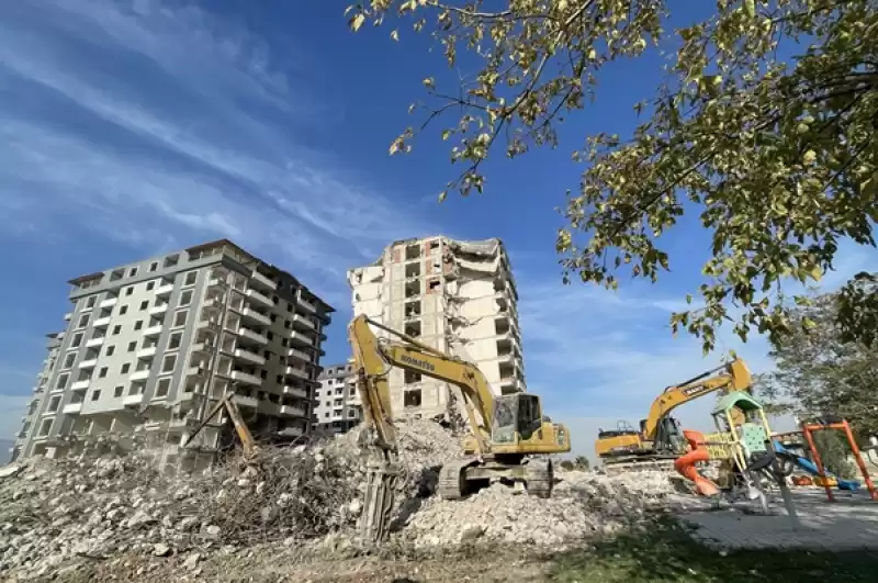 Depremlerde Ağır Hasar Alan  Binalar Kontrollü Yıkıldı