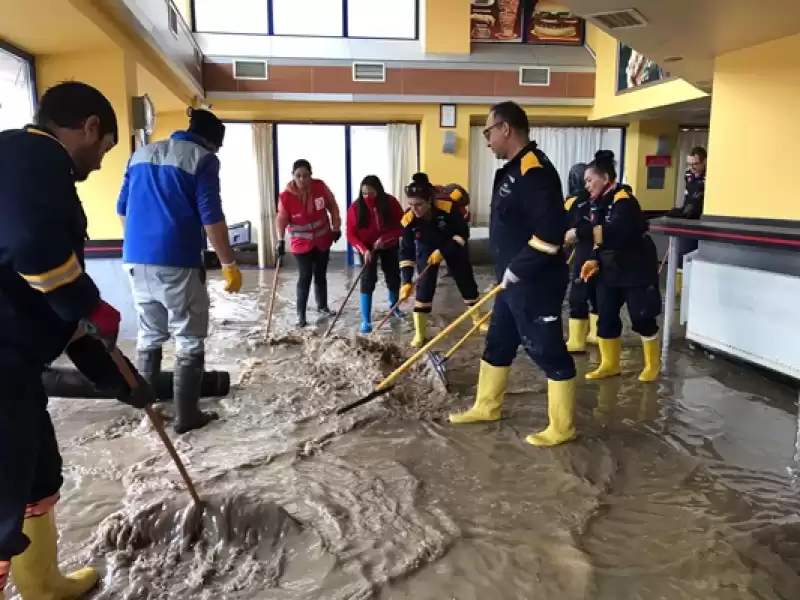 İskenderun'da Oluşan Su Baskınında Vatandaşın Imdadına Kızılay Gönüllüleri Koştu