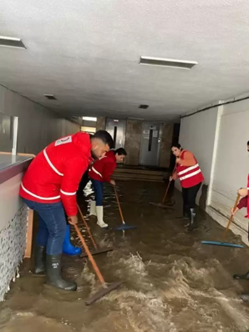 İskenderun'da Oluşan Su Baskınında Vatandaşın Imdadına Kızılay Gönüllüleri Koştu