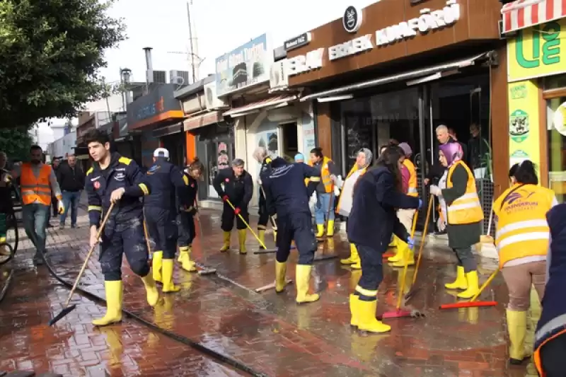 İskenderun'da Deniz Taşınca Su Basan Yerlerde Temizlik çalışmaları Devam Ediyor