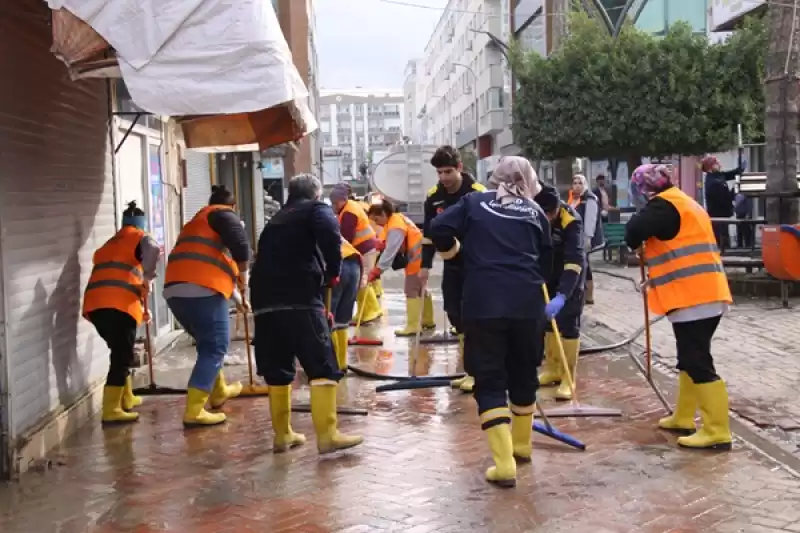 İskenderun'da Deniz Taşınca Su Basan Yerlerde Temizlik çalışmaları Devam Ediyor