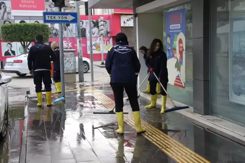 İskenderun'da Deniz Taşınca Su Basan Yerlerde Temizlik çalışmaları Devam Ediyor