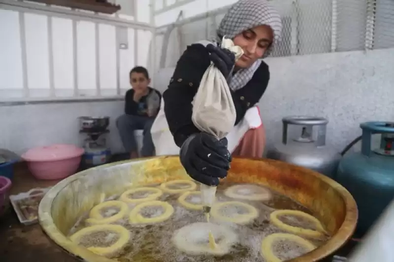 Depremzede Gelin Ve Görümce Hem Ağızları Tatlandırıyor Hem Gelir Elde Ediyor