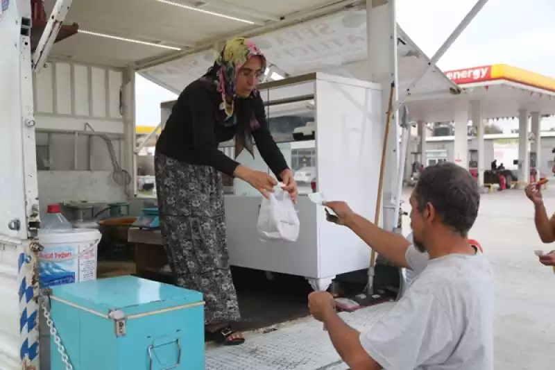 Depremzede Gelin Ve Görümce Hem Ağızları Tatlandırıyor Hem Gelir Elde Ediyor