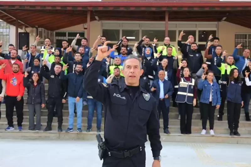 Hatay'da Polis, İstiklal Marşı'nı Işaret Diliyle Okudu