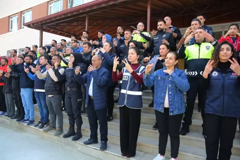 Hatay'da Polis, İstiklal Marşı'nı Işaret Diliyle Okudu