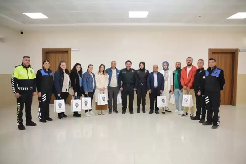 Hatay'da Polis, İstiklal Marşı'nı Işaret Diliyle Okudu