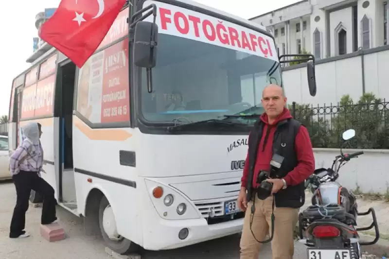 Depremde Iş Yeri Yıkılan Fotoğrafçı, Stüdyoya Dönüştürdüğü Midibüste Işini Sürdürüyor