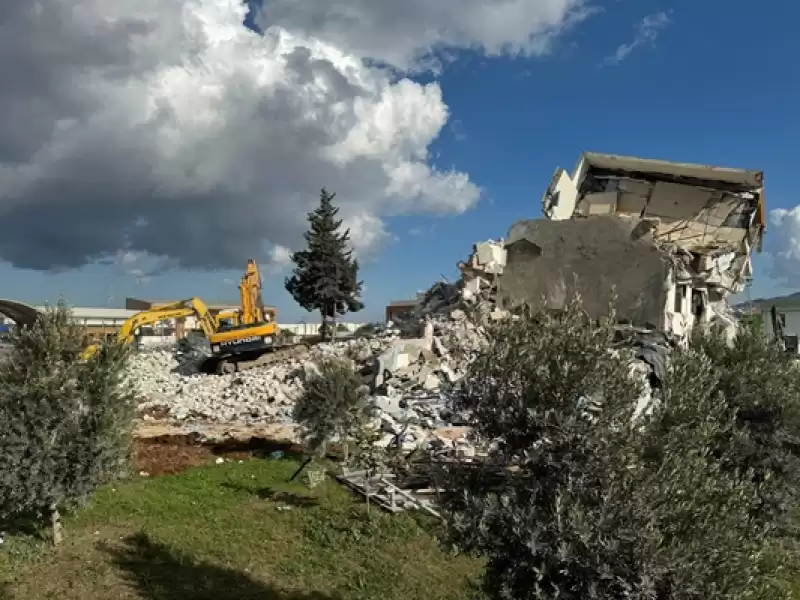 Hatay'da Depremlerde Hasar Alan Karayolları 53. Şubesi Şefliği Binası Kontrollü Yıkıldı