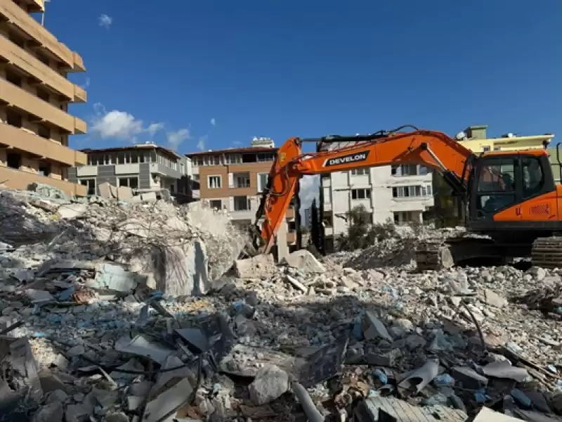 Hatay'da Depremlerde Hasar Alan Karayolları 53. Şubesi Şefliği Binası Kontrollü Yıkıldı