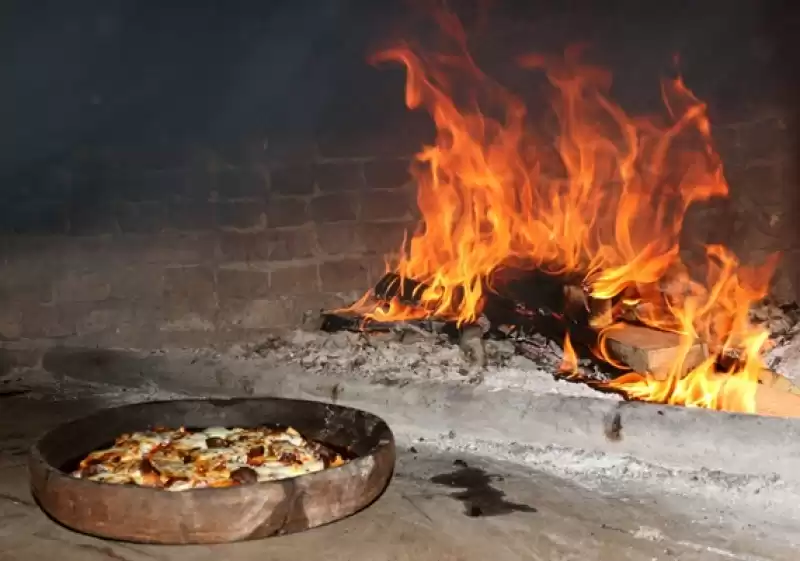 Şefik Usta'dan Damak çatlatan Lezzet: Kiremitte Kaşarlı Sucuk