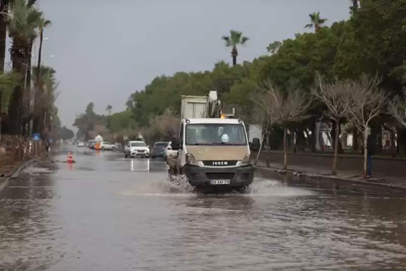 Hatay'ın İskenderun Ilçesinde Sağanak Etkili Oldu