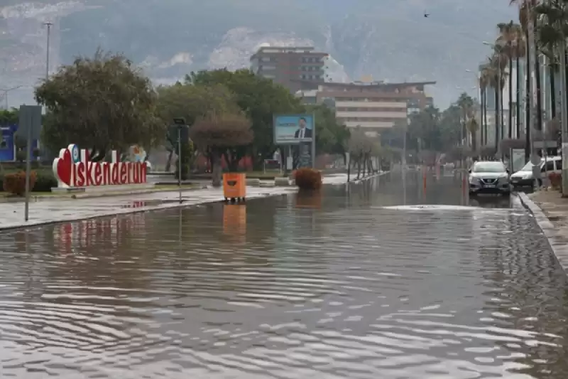 Hatay'ın İskenderun Ilçesinde Sağanak Etkili Oldu