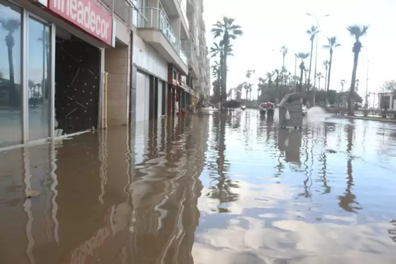 İskenderun'da Sağanak Ve Lodos Yaşamı Olumsuz Etkiledi