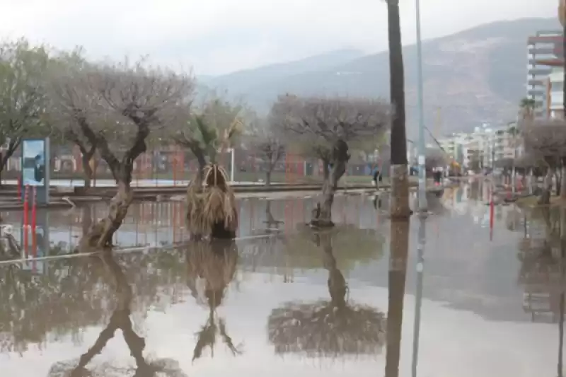 İskenderun'da Sağanak Ve Lodos Yaşamı Olumsuz Etkiledi