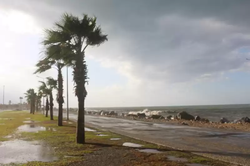 İskenderun'da Sağanak Ve Lodos Yaşamı Olumsuz Etkiledi