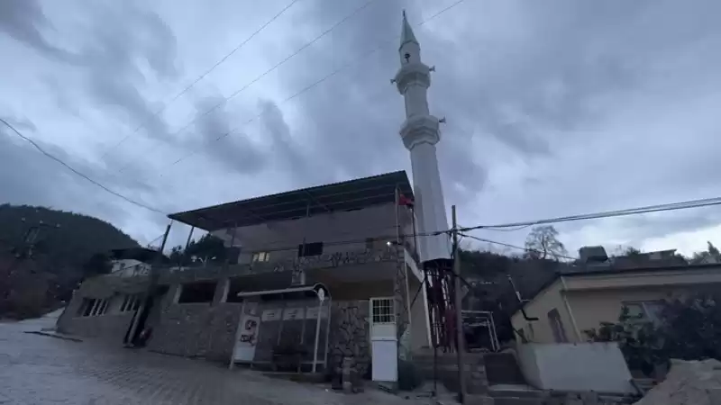 Hatay'da Depremde Hasar Alan Camiye çelik Konstrüksiyonlu Minare Yapıldı