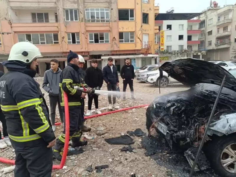 Hatay'da Park Halindeki Otomobil Yandı