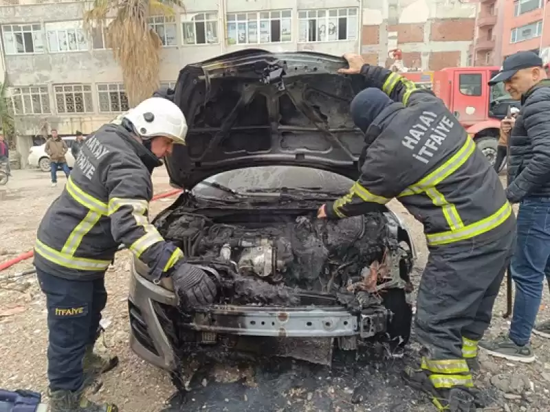 Hatay'da Park Halindeki Otomobil Yandı