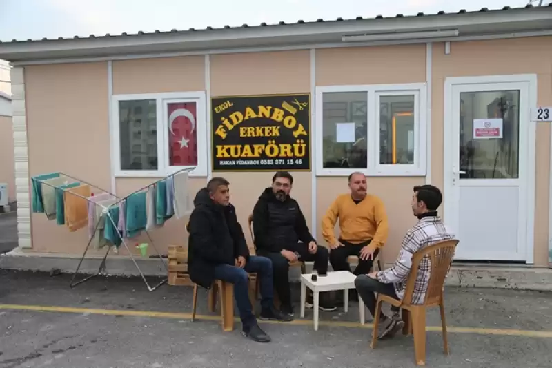 Hatay'da Iş Yerlerini Kaybeden Depremzede üç Berber Aynı Prefabrikte Omuz Omuza çalışıyor