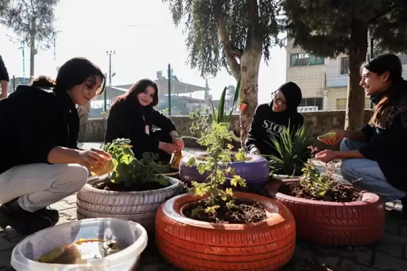 Hatay'da Depremzede Liseliler, Konteyner Sınıfları Resim Ve Süslerle Renklendirdi