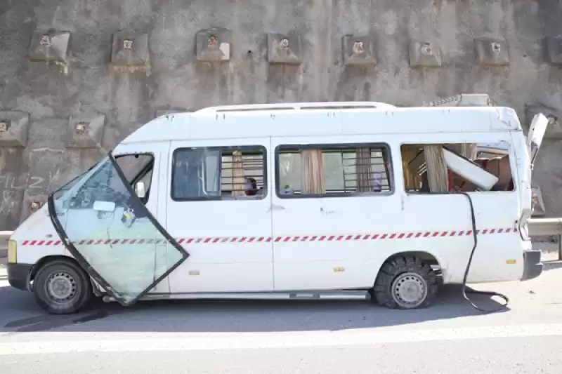 Hatay'da Lastiği Patlayan Minibüsün Devrilmesi Sonucu 12 Kişi Yaralandı