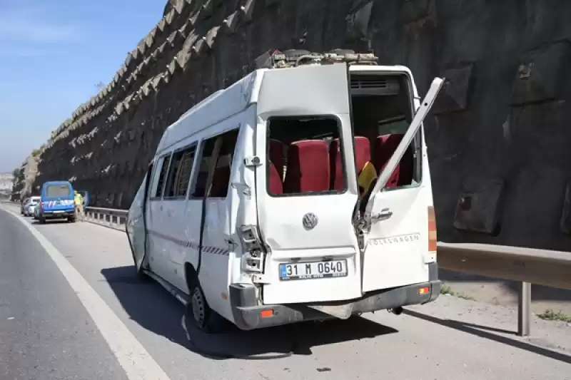 Hatay'da Lastiği Patlayan Minibüsün Devrilmesi Sonucu 12 Kişi Yaralandı