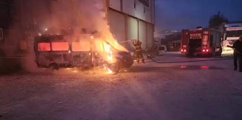 Hatay'da Park Halindeki Minibüs Yandı