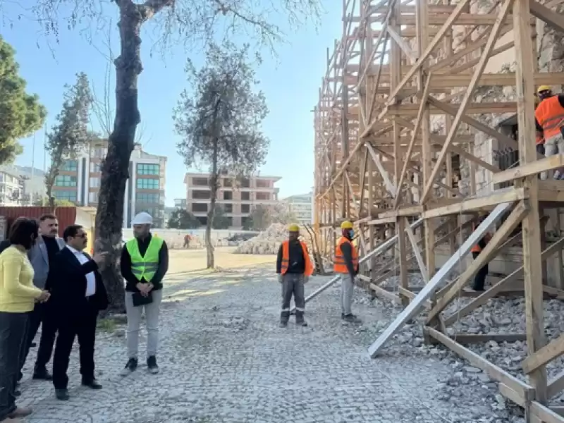 Hatay'da Depremlerde Hasar Gören Tarihi Valilik Binasında çalışmalar Sürüyor