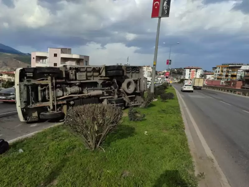 Hatay'da Devrilen Kamyonun Sürücüsü Yaralandı