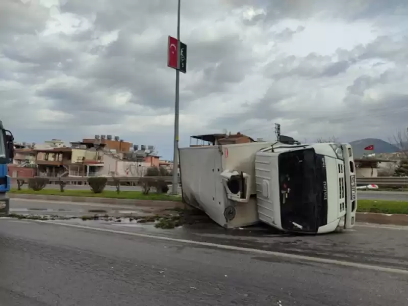 Hatay'da Devrilen Kamyonun Sürücüsü Yaralandı