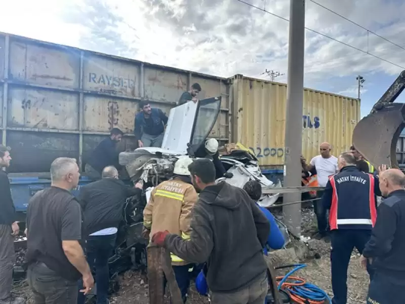 Hatay'da Trenin çarptığı Otomobilin Sürücüsü Yaralandı