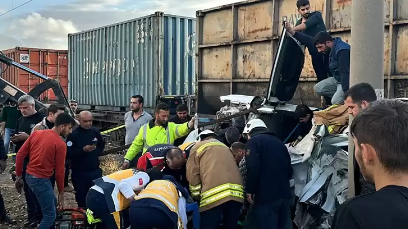 Hatay'da Trenin çarptığı Otomobilin Sürücüsü Yaralandı