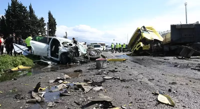 Hatay'da Karşı şeride Geçen Tırın çarptığı Otomobildeki 6 Kişi öldü