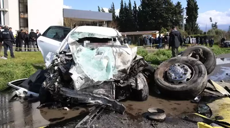 Hatay'da Karşı şeride Geçen Tırın çarptığı Otomobildeki 6 Kişi öldü