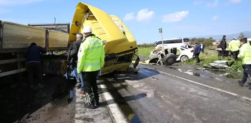 Hatay'da Karşı şeride Geçen Tırın çarptığı Otomobildeki 6 Kişi öldü