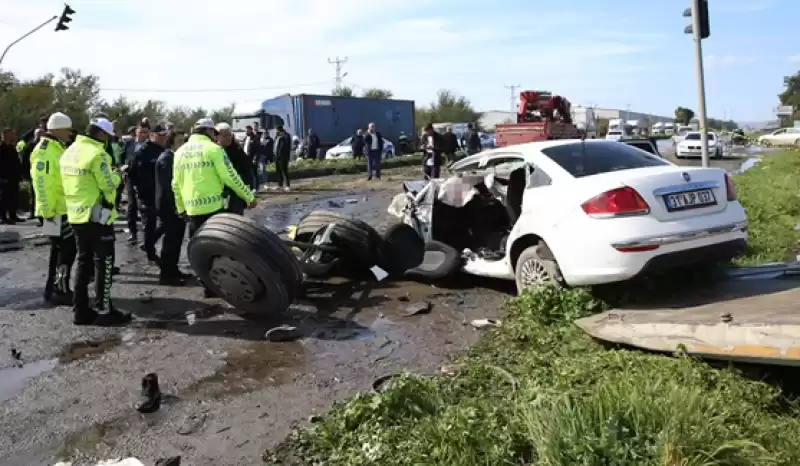 Hatay'da Karşı şeride Geçen Tırın çarptığı Otomobildeki 6 Kişi öldü