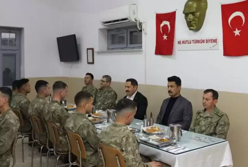 Vali Masatlı, Mehmetçiklerle Iftar Yaptı