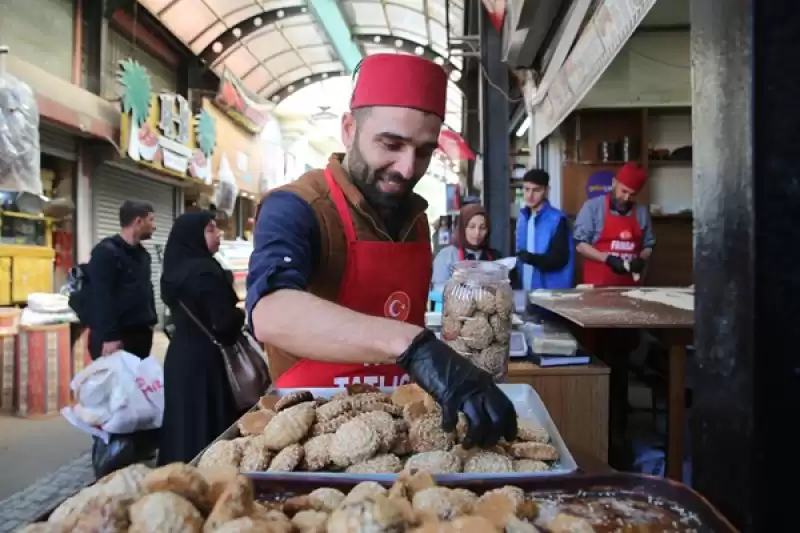 Hatay'daki Tarihi Uzun Çarşı'da, Tescilli Lezzet Kömbenin Yapımı Sürüyor