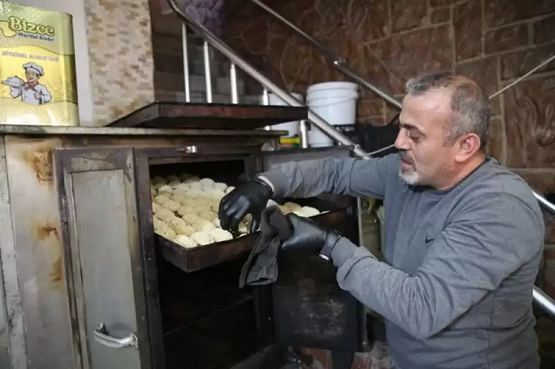 Hatay'daki Tarihi Uzun Çarşı'da, Tescilli Lezzet Kömbenin Yapımı Sürüyor