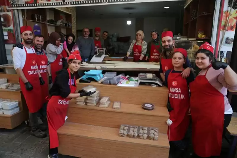 Hatay'daki Tarihi Uzun Çarşı'da, Tescilli Lezzet Kömbenin Yapımı Sürüyor