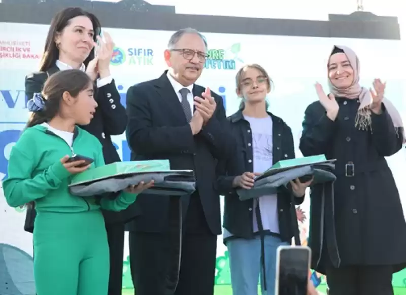 Bakan Özhaseki, Hatay'da Konteyner Kentteki çocuk şenliğine Katıldı