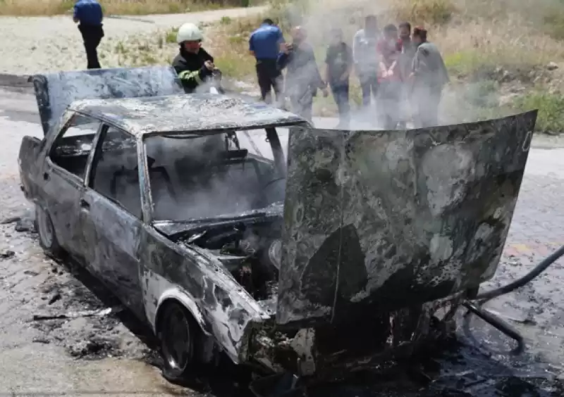 Hatay'da Seyir Halindeki Otomobilde çıkan Yangın Söndürüldü