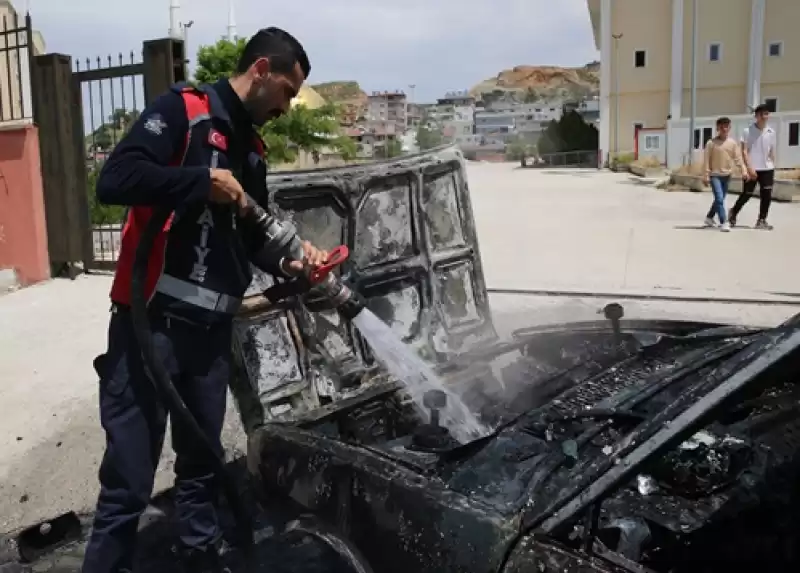 Hatay'da Seyir Halindeki Otomobilde çıkan Yangın Söndürüldü