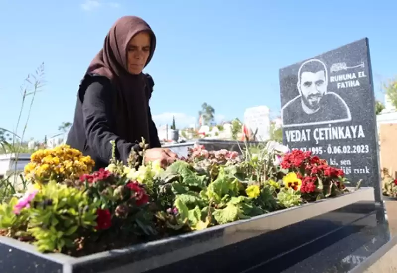 Depremde Kaybettiği Oğlunun Mezarını Her Gün Ziyaret Ediyor