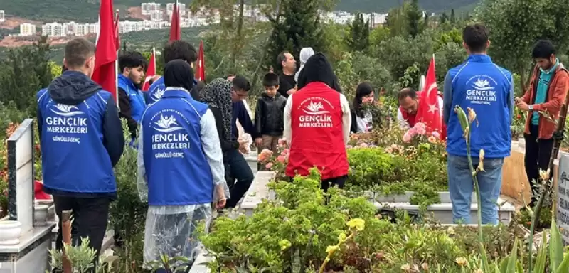 Hatay'da 3 Kardeş, Depremde ölen Anne Ve Babasının Mezarını Ziyaret Etti